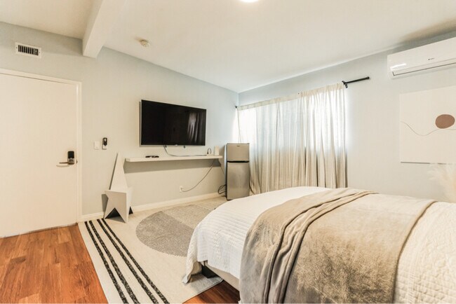 1519 W 37th Place, Los Angeles, CA 90018 - photo 4