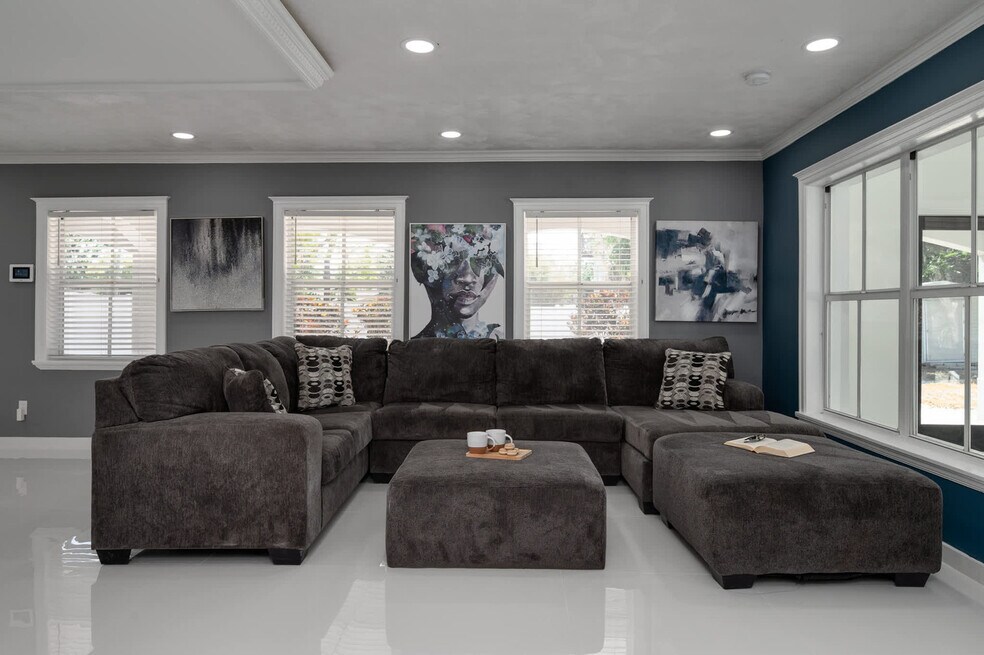 6710 Myrna Dr unit ID1241872P, Tampa, FL 33619 - photo 1