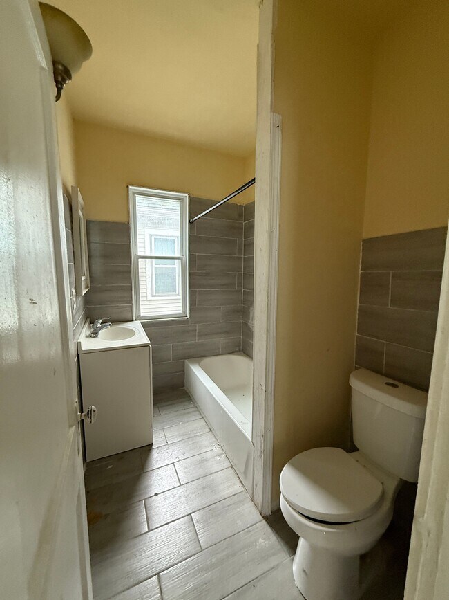 412 Cornwall Ave unit Upper, Buffalo, NY 14215 - photo 6