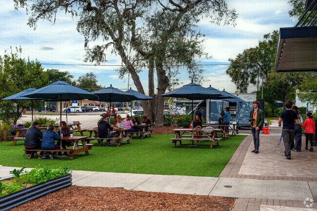 Audubon Park's East End Market provides outdoor tables for delightful al fresco dining.