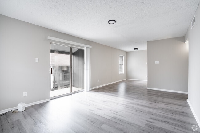 2BR, 2BA - 1050SF - Living Room