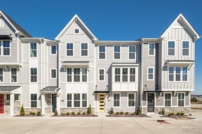 8908 W Gateway Cir, Richmond Heights, MO 63144 - photo 3