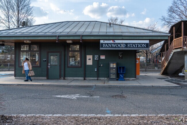 The Fanwood Station connects commuters to Newark, New York and all through New Jersey.