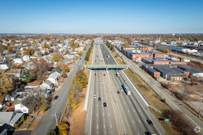 Eden Park locals take the I-95 highway to quickly connect to nearby cities for work.