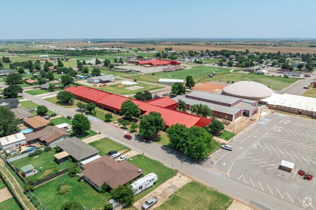 Hinton Elementary School has a B rating on Niche.