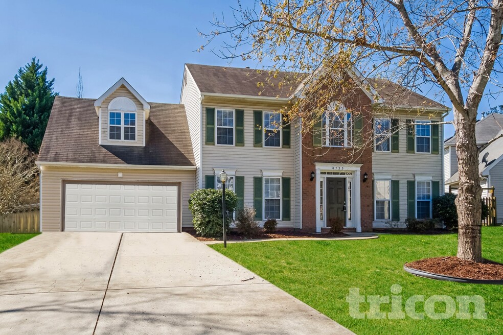 8725 Holly Creek Ct, Charlotte, NC 28216 - photo 1