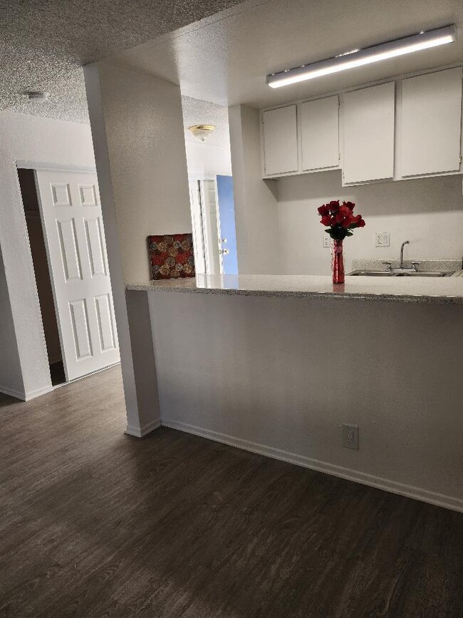 7365 Lennox Ave, Van Nuys, CA 91405