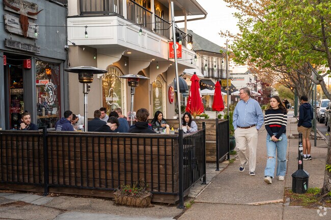 Locals of Sleepy Hollow flock to the shops and restaurants along Libbie and Grove streets.