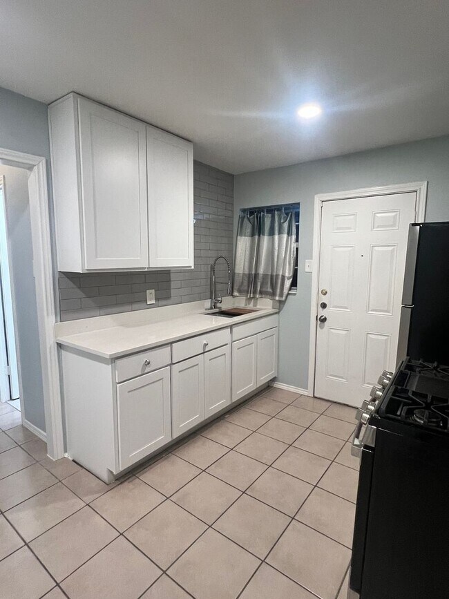 520 N Montreal Ave, Dallas, TX 75208 - photo 3