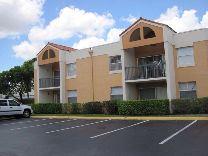 6280 NW 186th St unit 310, Hialeah, FL 33015 - photo 1