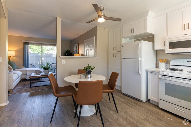 2BR, 1BA - 900SF - Kitchen/Dining