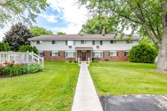 1033-1095 Lowell Dr, Oconomowoc, WI 53066