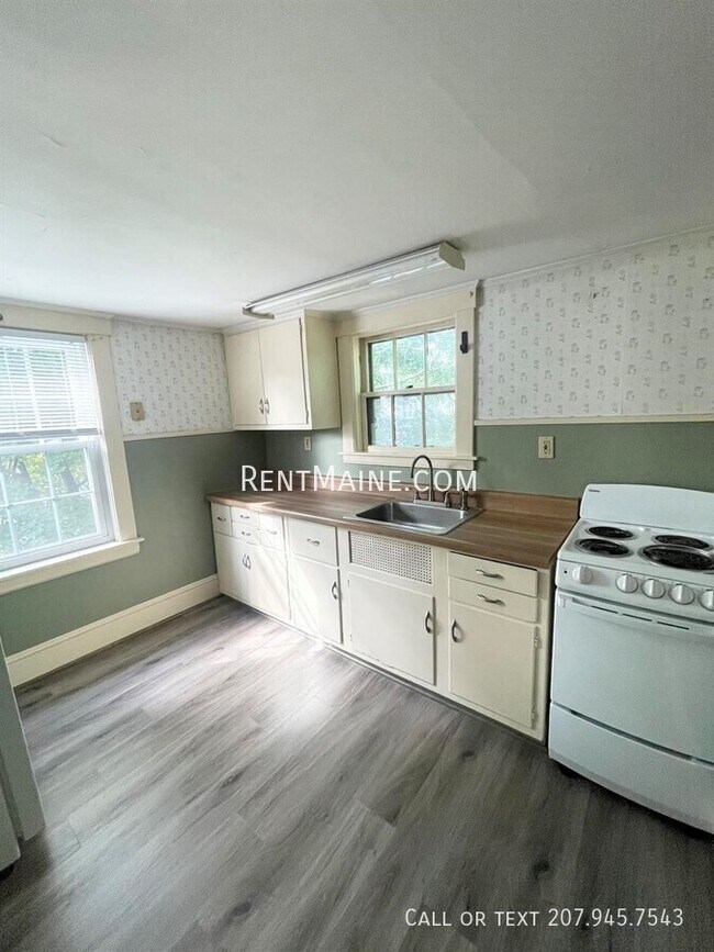24 Grove St Unit D, Bangor, ME 04401