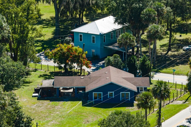 Situated between Pierson and Crescent City, Seville Florida offers a friendly rural vibe.