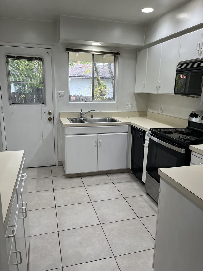 513 28th St unit 2Bed 1Bath Triplex A, Paso Robles, CA 93446 - photo 6