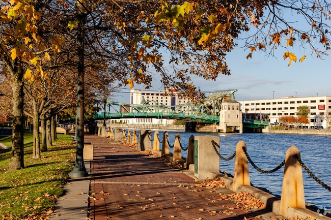 Walk path along the Des Plaines River in Mayor Art Schultz Park.