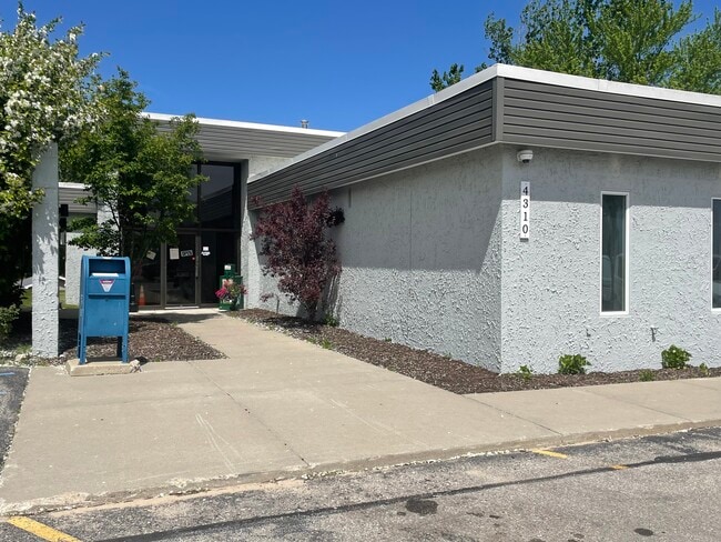 892 Calla Lilly Ln, Traverse City, MI 49685 - photo 5