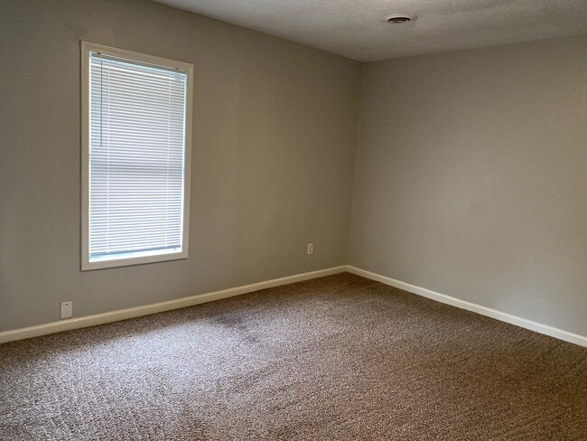 289 Greenfield Dr, Jackson, TN 38305 - photo 7