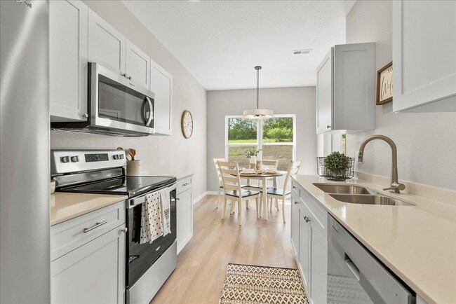 715 Spruce Needle Ln, Cedar Falls, IA 50613 - photo 2