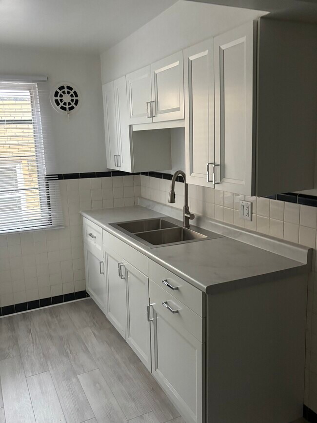 2340 Losantiville Ave unit 1, Cincinnati, OH 45237 - photo 2