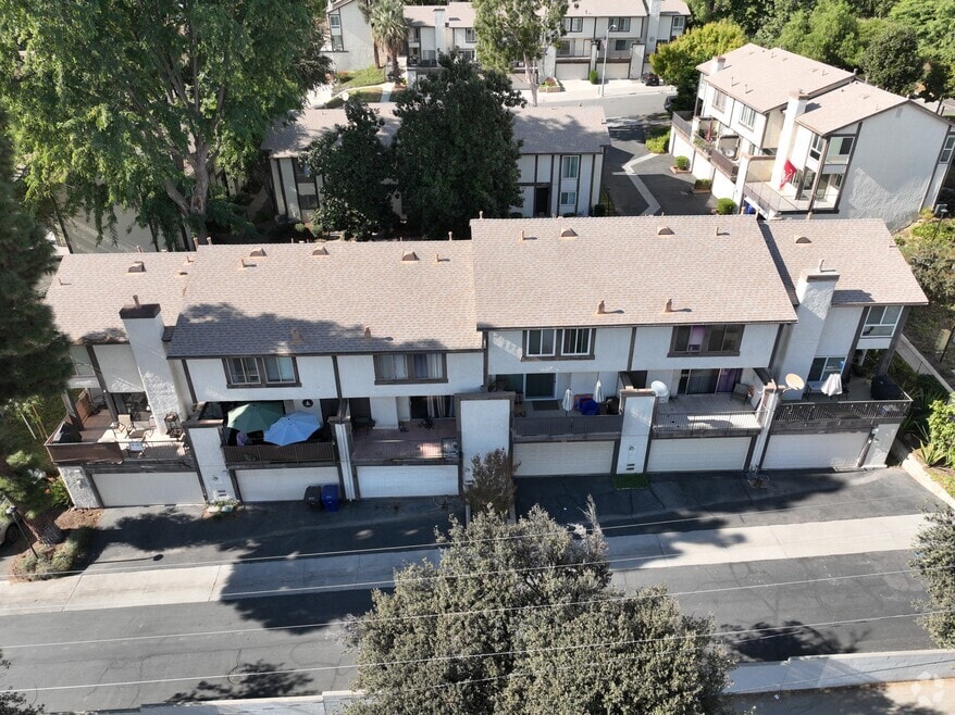 4687 Knickerbocker Ln, Riverside, CA 92501 - photo 2