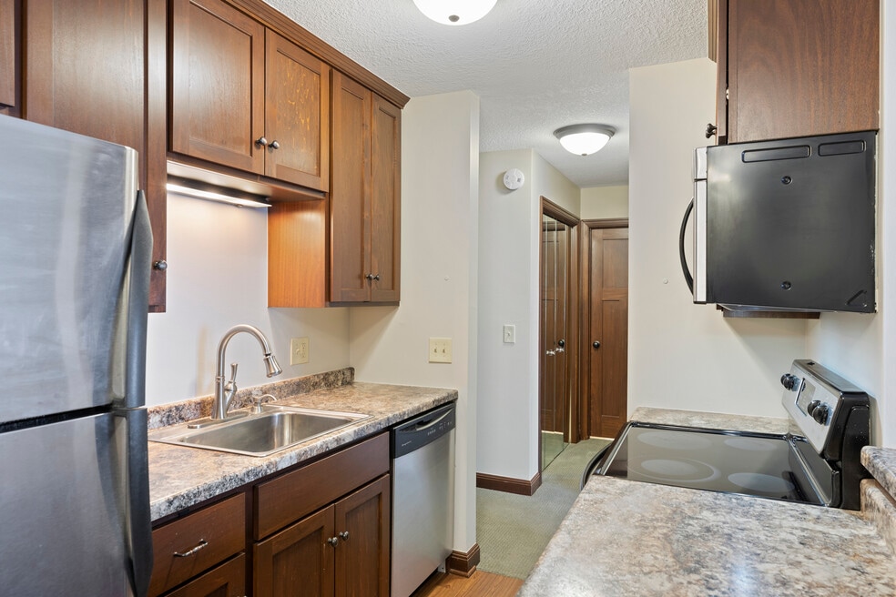 Morse Manor, Excelsior, MN 55331 - photo 1