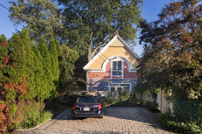 Neighborhood Nine preserves its rich past through historic homes.