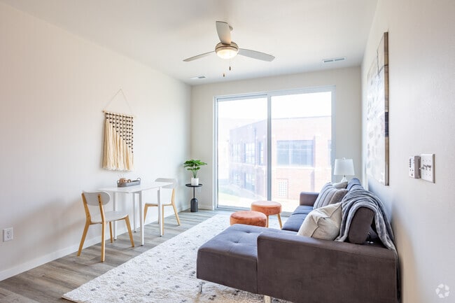 1BR, 1BA - 710SF - Living Room