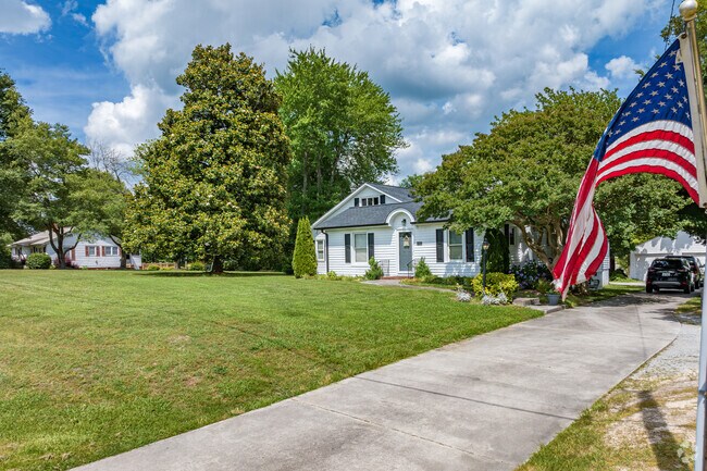 Homes in Frazier Marsh sit on large, tree-covered lots.