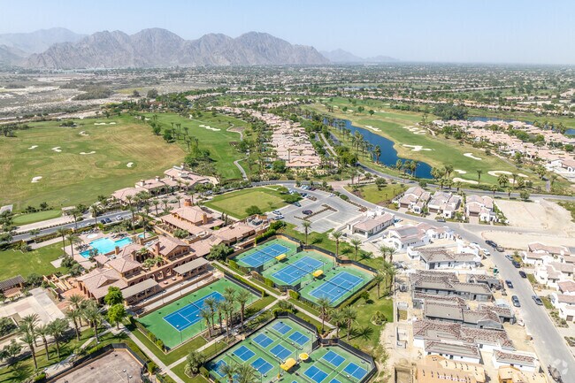 For the enjoyment of Andalusia residents, private tennis courts and a pool are readily available