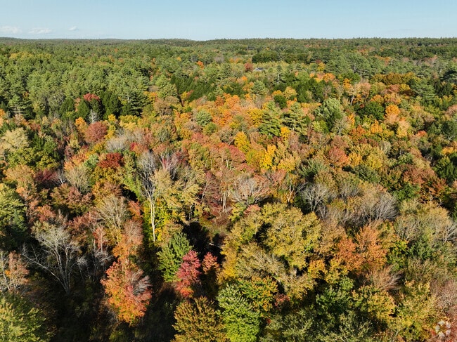 Autumn in Durham, ME, transforms the landscape into a vibrant display of fall foliage, creating breathtaking seasonal views.