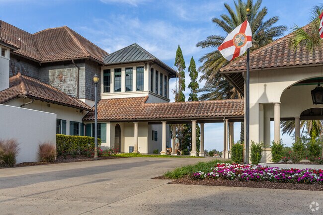 After 18 holes, stop in the Palencia Clubhouse for a meal.