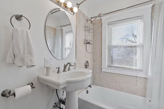 16 Federal St unit Sunny Room, Wilmington, MA 01887 - photo 5