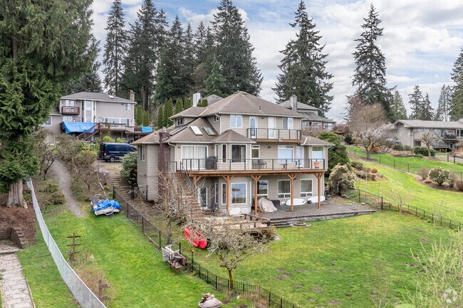 Beautiful muli-story waterfront homes are a popular choice in Lake Stickney.