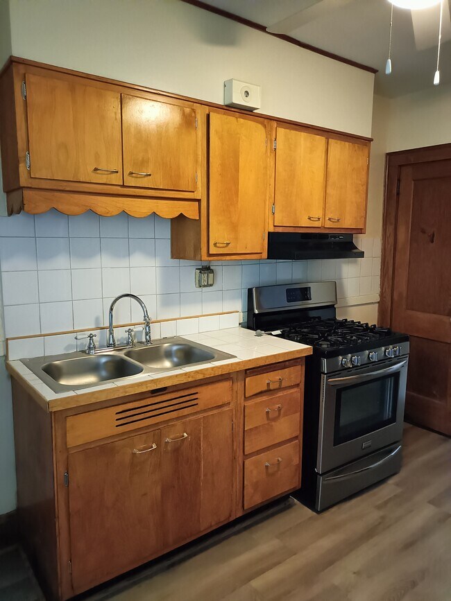 1912 Charles St unit 2nd floor, Rockford, IL 61104 - photo 5