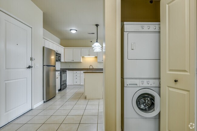 2BR, 2BA - 944SF - Laundry