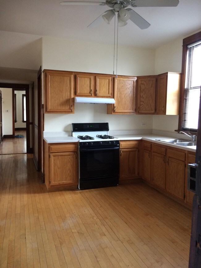 4937 W Grace St Unit 2 Fl, Chicago, IL 60641