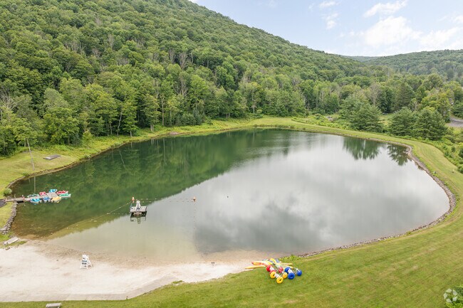Pine Hill neighbors Belleayre Lake, nestled within Belleayre Mountain’s scenic terrain.