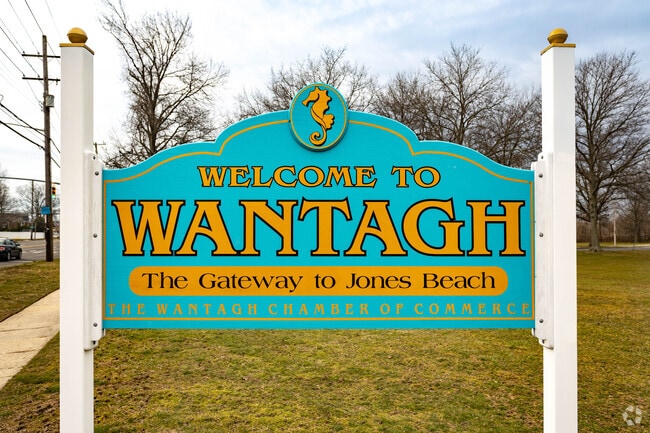 Signage welcomes you to Wantagh.