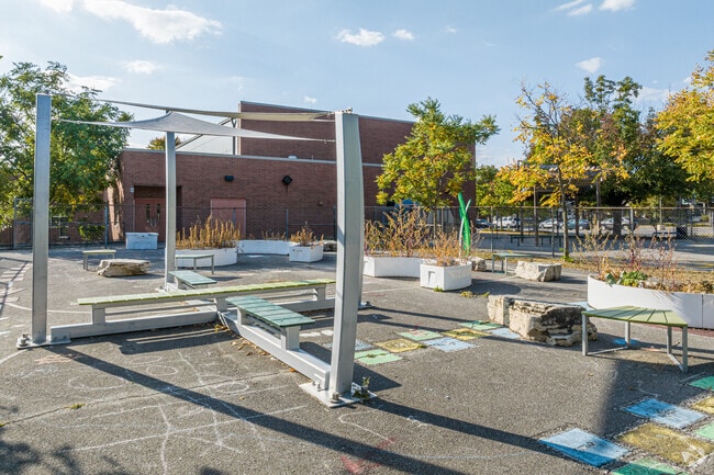 Washington Irving Elementary School, serving Indianapolis students up to 5th grade.