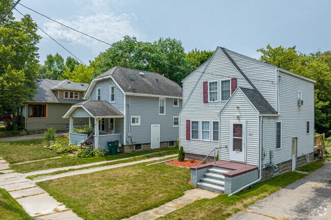 Unique houses located on Jenison Avenue in the Hull Court Park neighborhood.