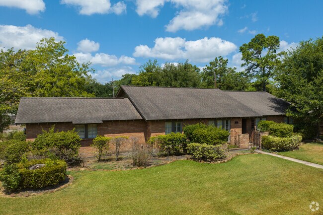 In Safe Sommerset, single-story ranch-style homes grace the quiet streets.