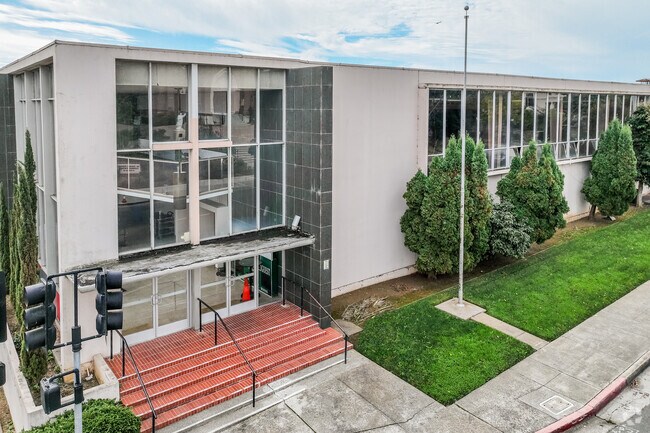 St Vincent Ferrer School offers a quality Catholic education in St Vincent's Hill.