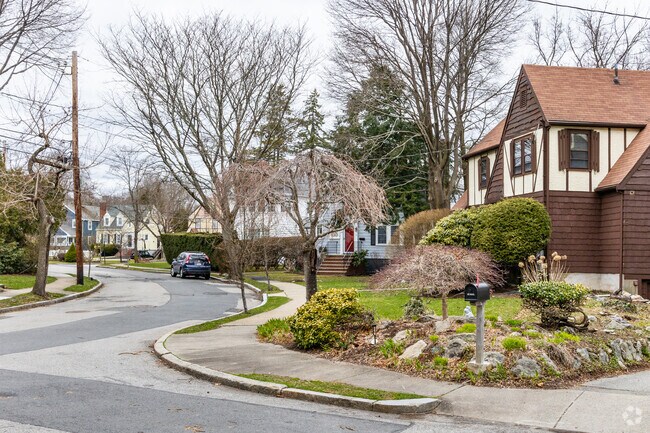 The winding streets of Newton Highlands
