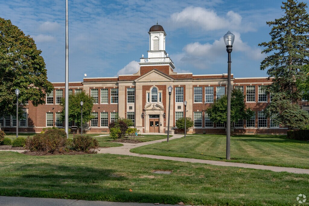 Wilson High School has a student teacher ratio of 8 to 1.