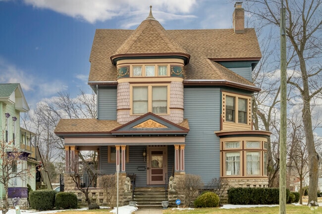 Stunning architecturally detailed Italianate homes can be found in Heritage Square.
