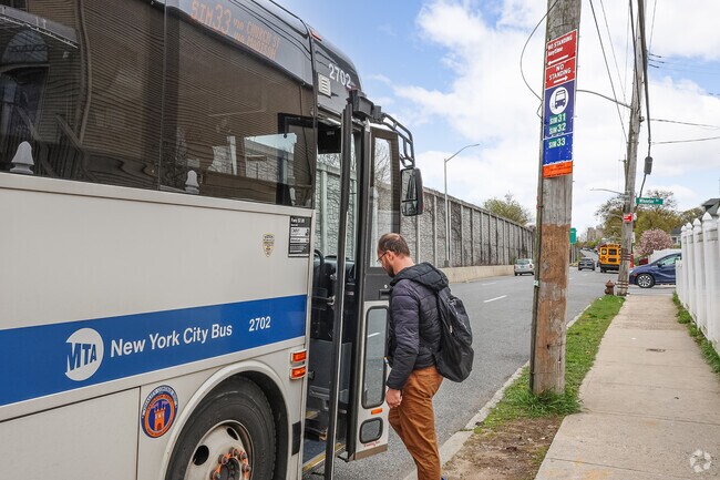 The SIM33 connects midtown Manhattan with Willowbrook.