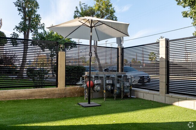 1366 West 35th St, Los Angeles, CA 90007 - photo 4