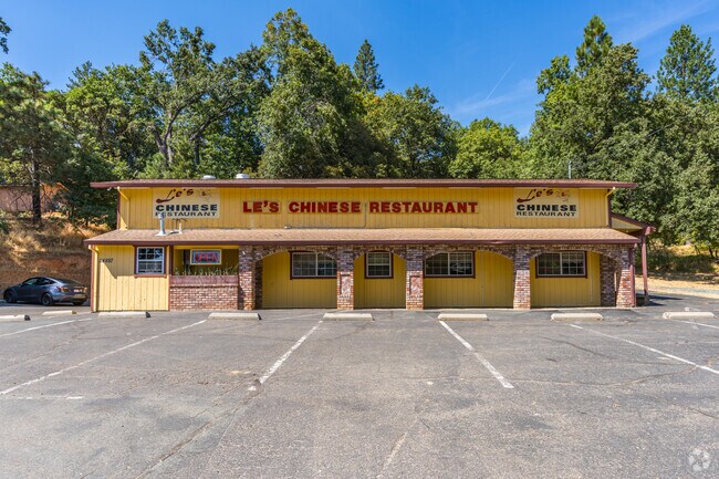 Le's Chinese Restaurant serves delicious Chinese food, 5 minutes from Buckhorn.