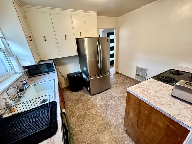 715 Loma St, Redding, CA 96003 - photo 2